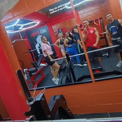 Grupo de miembros de Voltag Gym entrenando juntos