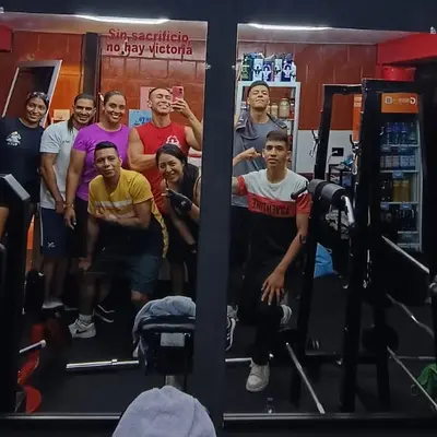 Comunidad Voltag Gym posando en el segundo piso