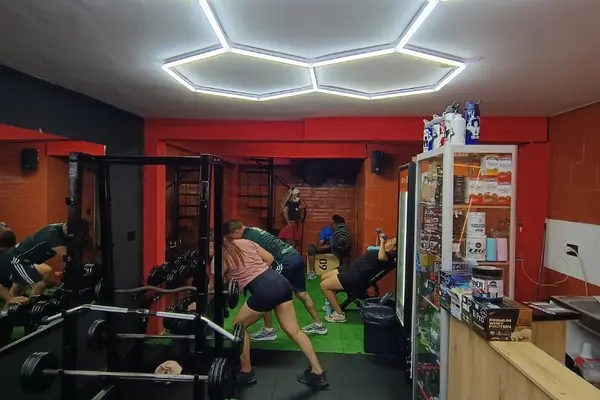 Zona de entrenamiento activo con miembros