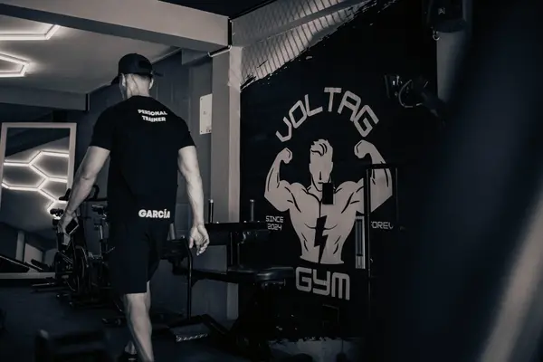 Coach García con la marca Voltag Gym