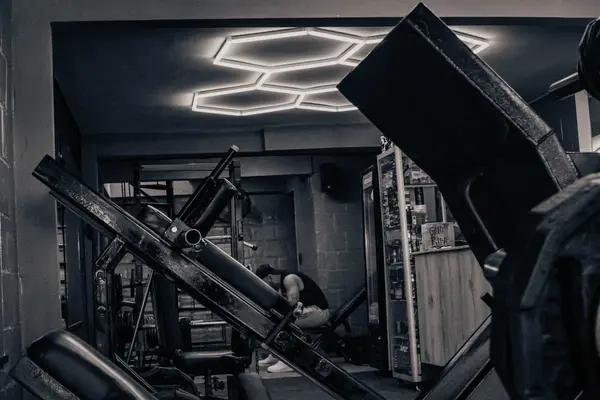 Luces hexagonales y paredes rojas del gym